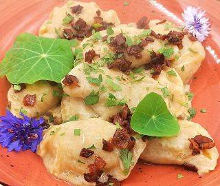 Pierogi z kaczką i żurawiną w sosie borowikowym (mrożone)