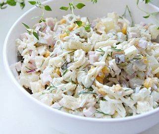 Sałatka makaronowa z szynką, jajkiem, porem i kukurydzą