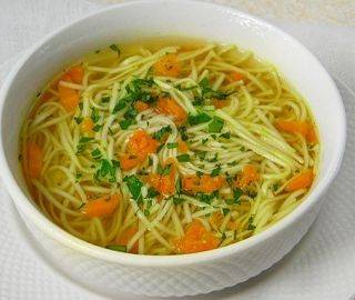 Rosół z wiejskiej kury z makaronem