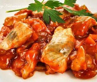 Śledź w oleju z papryką i cebulą