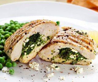 Pierś z kurczaka faszerowana szpinakiem i fetą