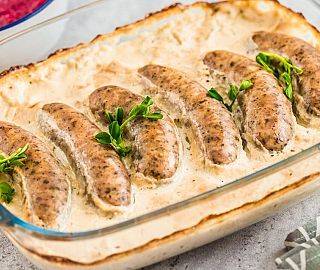 Kiełbasa biała pieczona w sosie chrzanowym